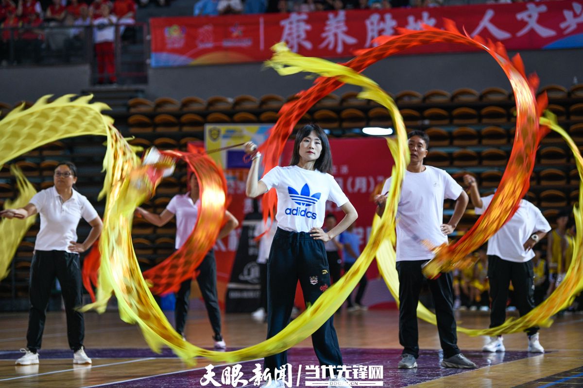 8月8日，群众在贵州省黔西南布依族苗族自治州兴义市体育中心表演舞龙。 (1).jpg