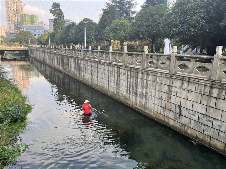 工作人员打捞六枝河河面垃圾。贵州日报天眼新闻记者 顾冰洁摄.jpg