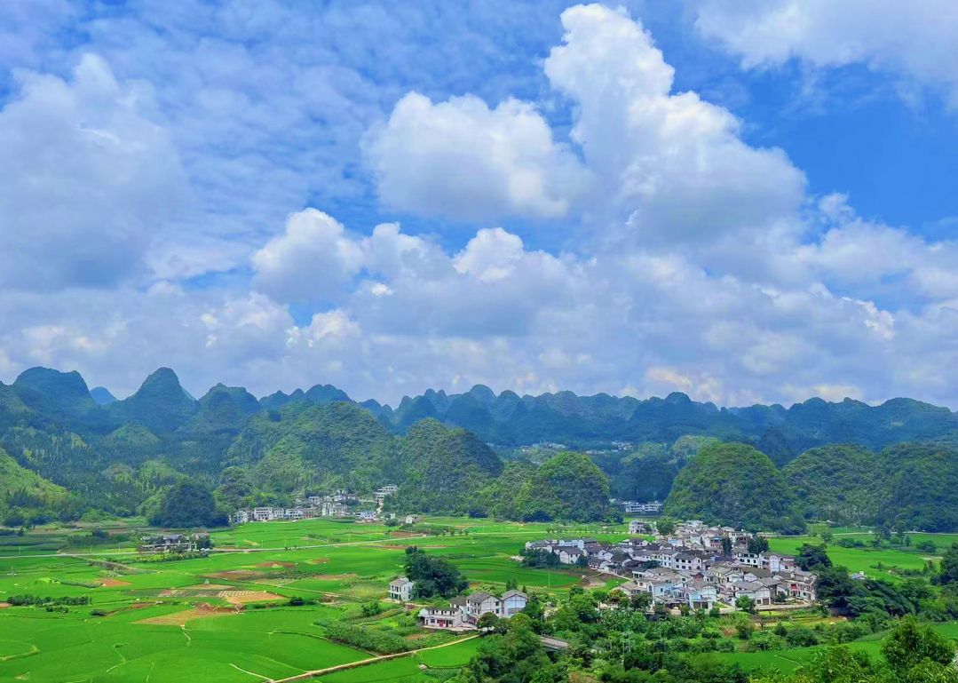 万峰林吸引众多游客前来打卡、游玩。.jpg