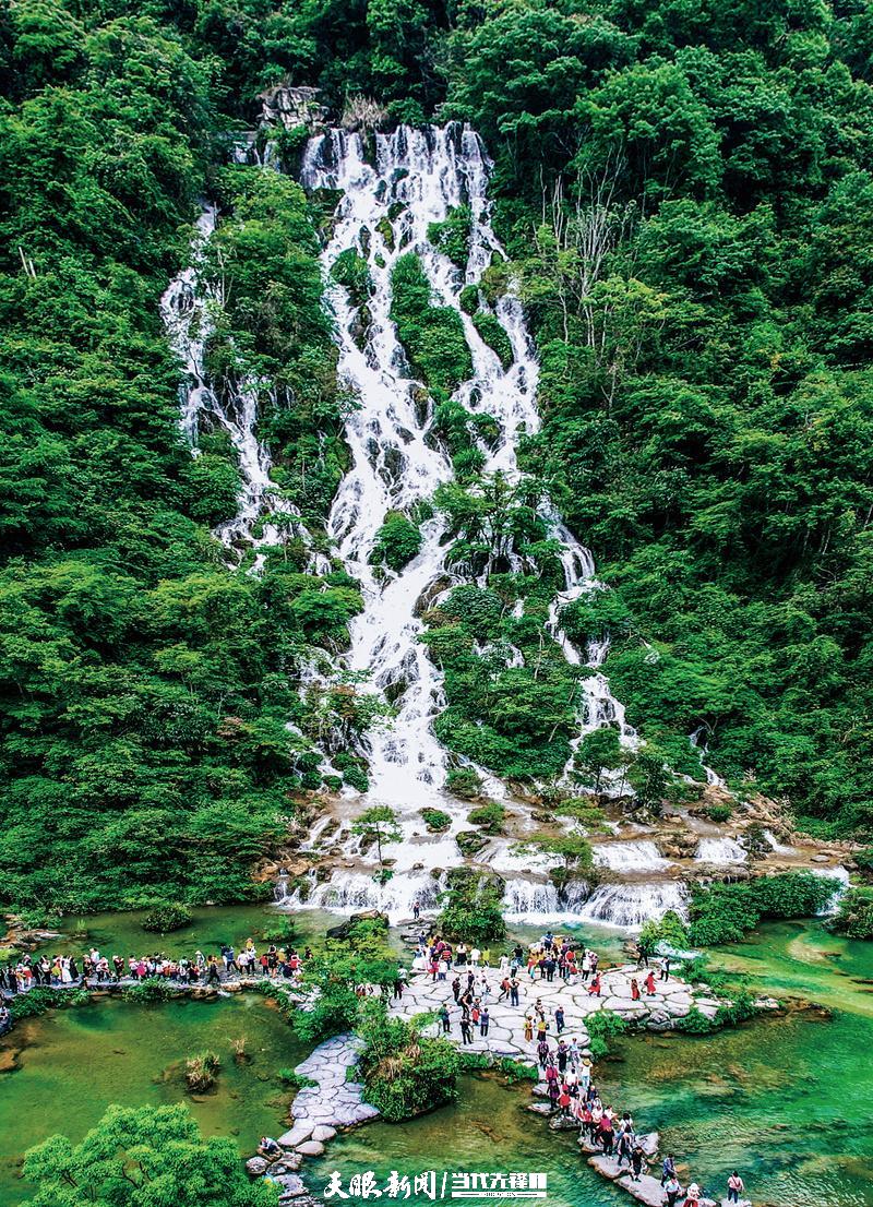 2 黔南布依族苗族自治州荔波樟江景区吸引游客纷至沓来。.jpg