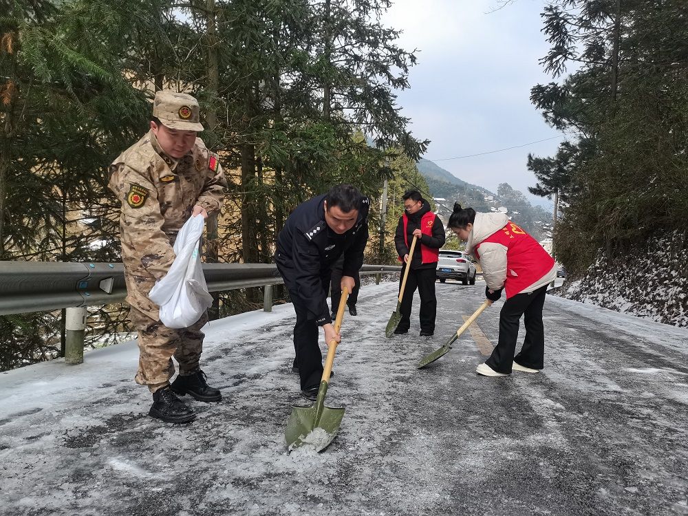 大稼信息2024年第20期：党员干部扫雪除兵.jpg