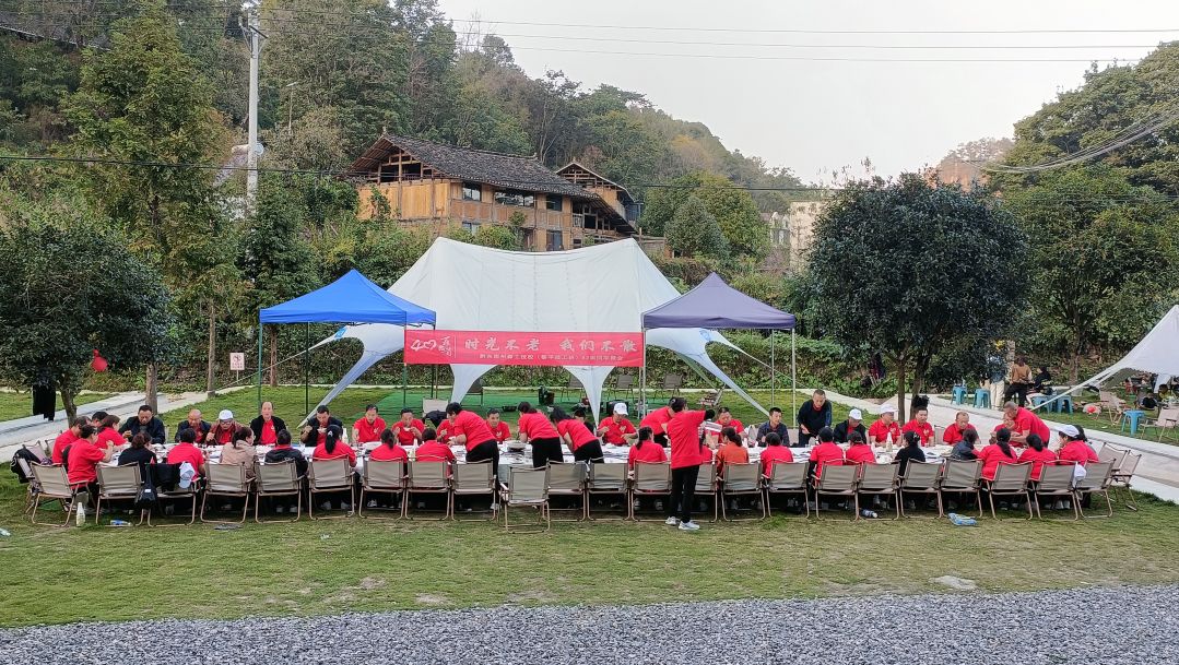 图为黔东南州森工技校黎平技工班83届毕业学生在八舟小镇同学聚会.jpg