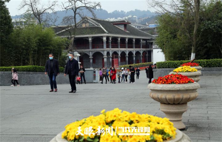 游客在遵义会议纪念馆参观。.jpg