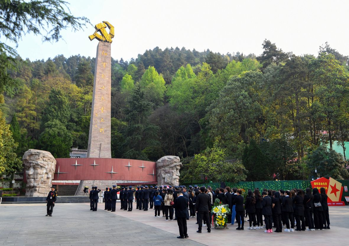 市民在遵义市红军山烈士陵园瞻仰 贵州日报天眼新闻记者 贾智 摄.JPG