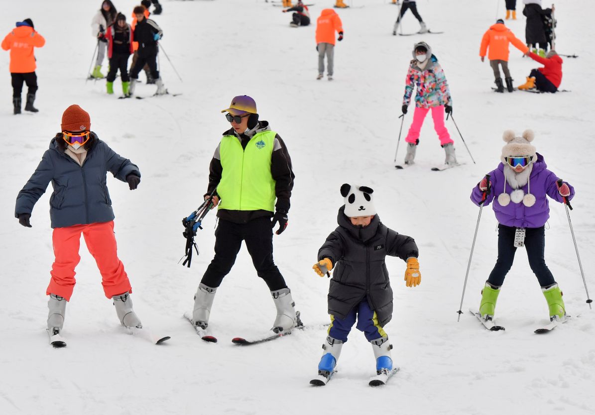 高坡乡云顶滑雪场吸引不少游客前来滑雪。乔啟明 摄.JPG