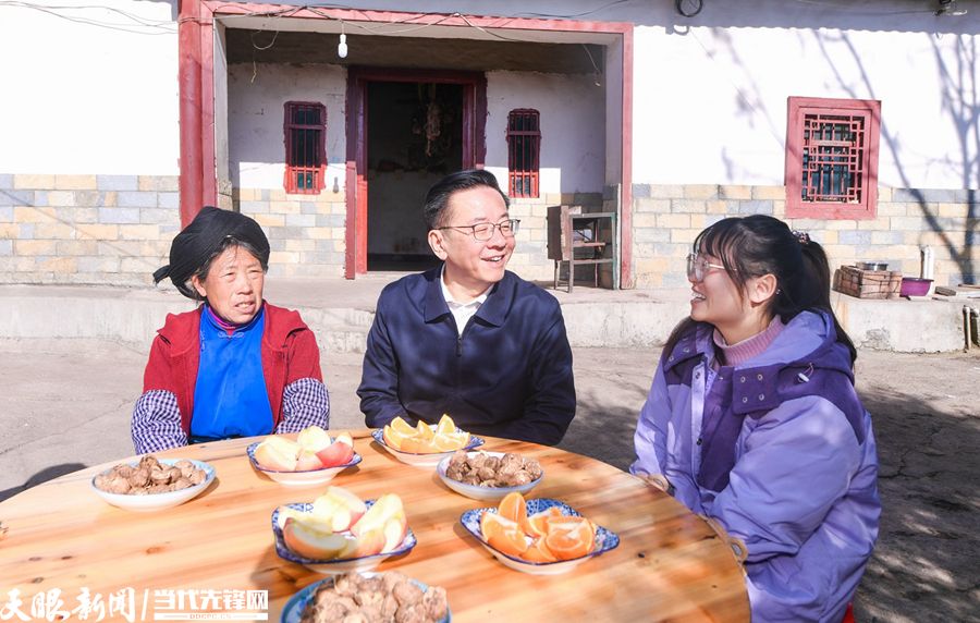 图为卢雍政一行在六盘水市钟山区大湾镇海嘎村走访慰问困难群众。刘杨 摄影.jpg