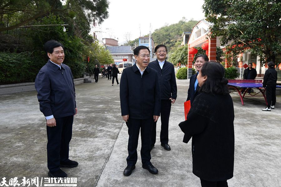 图为李元平一行在三都县社会福利中心开展帮困送温暖活动。贾智 摄影.jpg