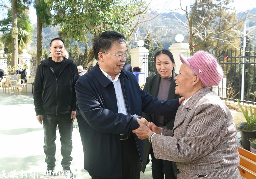 图为时玉宝一行在普安县社会福利院慰问。（贵州日报天眼新闻记者 班浪 摄）.jpg