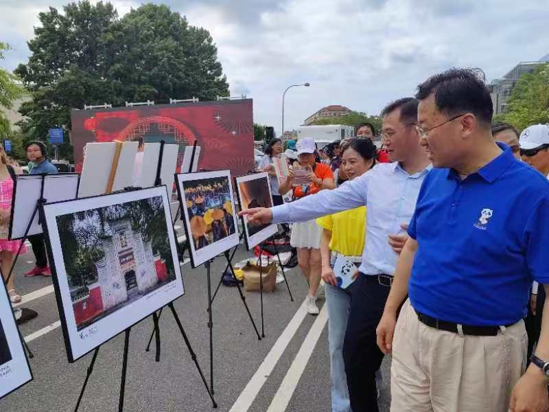 中国驻美国大使馆大使谢峰在贵州文旅推介活动展台巡展图片。