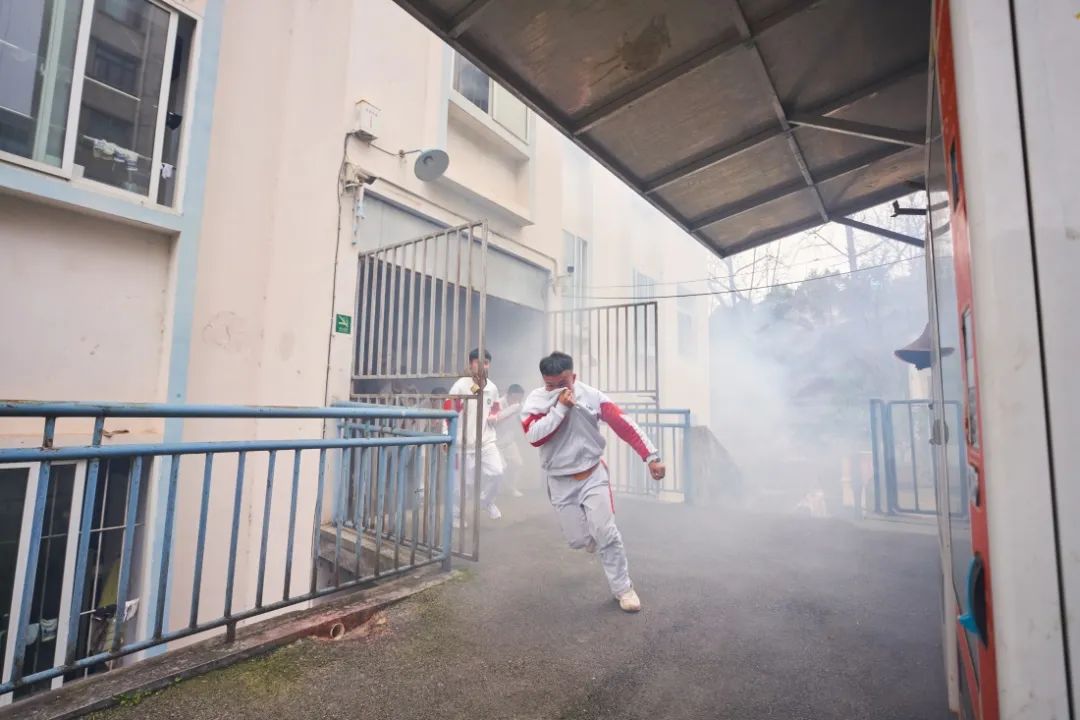 毕节市民族中学开展消防防震应急疏散演练