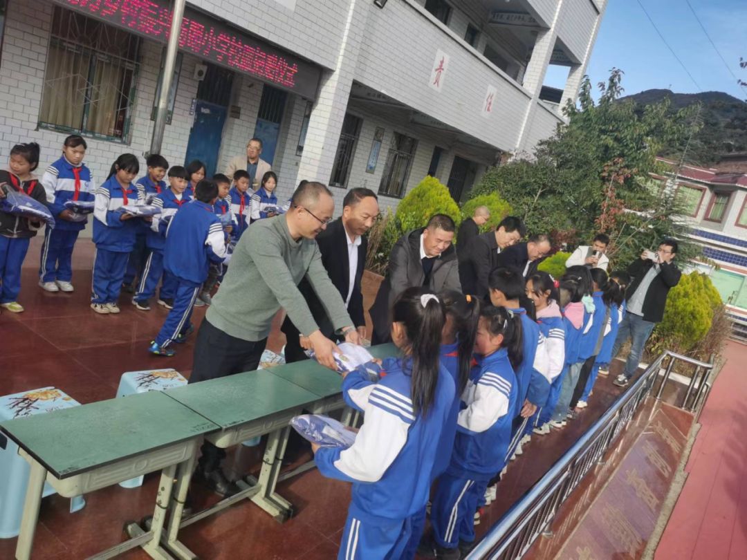 威宁民族中学校服图片