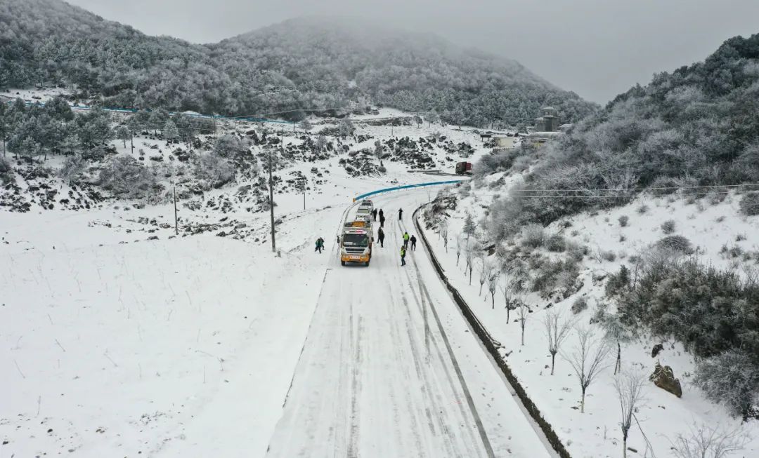 威寧公路管理段破冰除雪保暢通